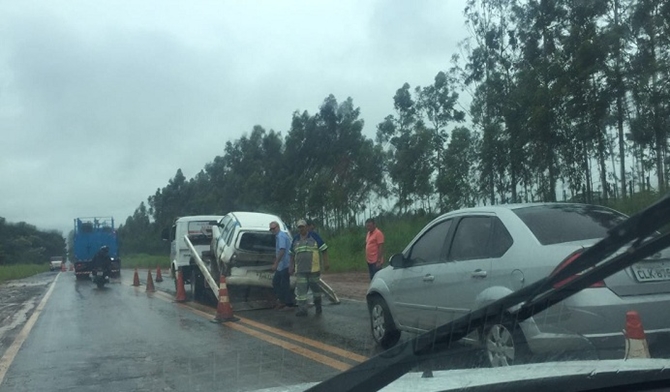 Acidente envolve carro oficial na SP-461 perto do rio São José 