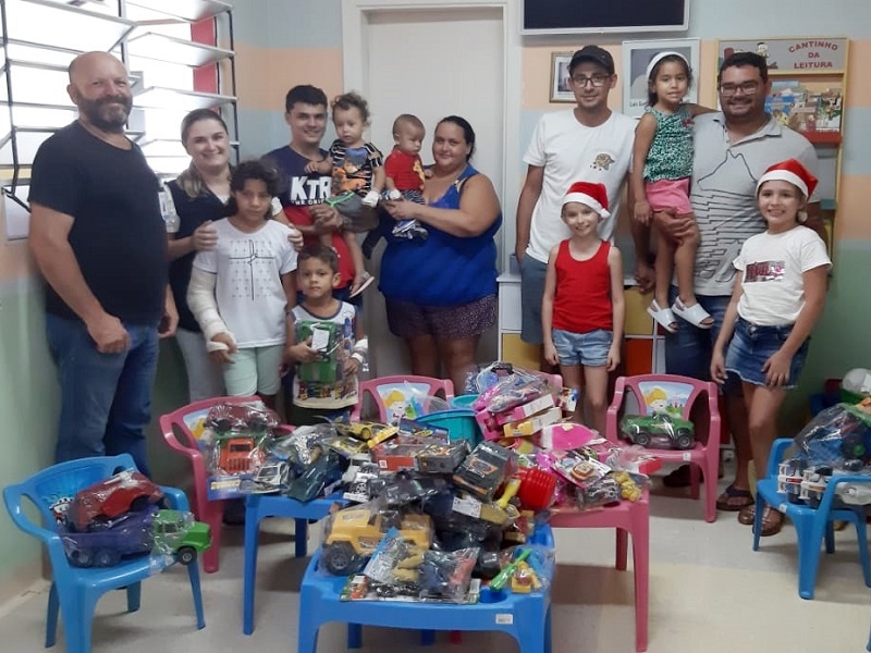 Produtores doam brinquedos pra crianças internadas