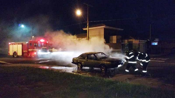 Carro pega fogo no Portal do Sol em Votuporanga