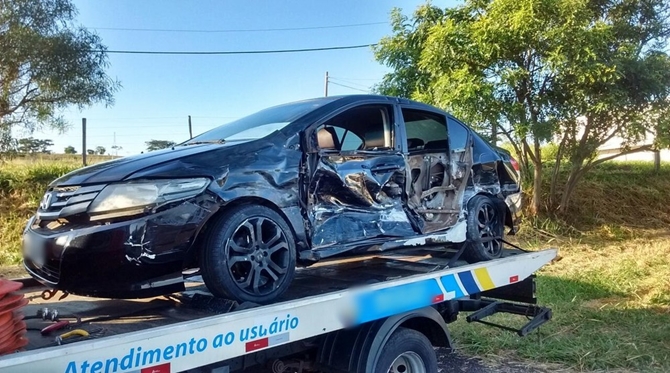JOVEM DIRIGE NA CONTRAMÃO E COLIDE COM VEÍCULO