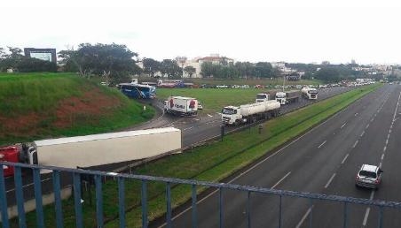 CAMINHÃO TOMBA EM RIO PRETO