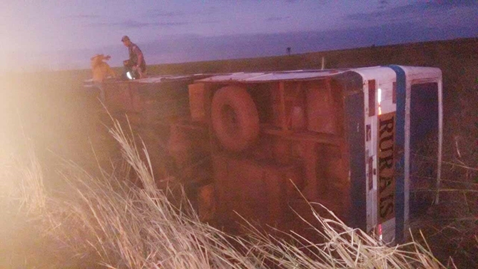 Ônibus de trabalhadores rurais tomba e fere 3 perto de Riolândia