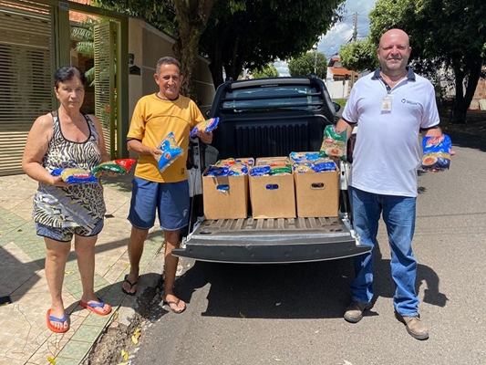 Casal doa 140 quilos de alimentos a pacientes