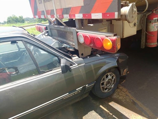 CARRO FICA ENROSCADO NA TRASEIRA DE CAMINHÃO 