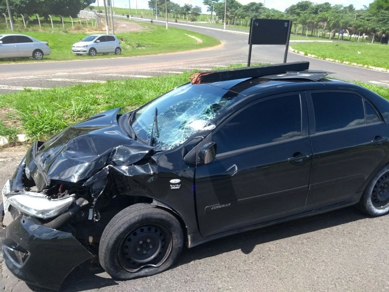 Carro derruba placa em rodovia 