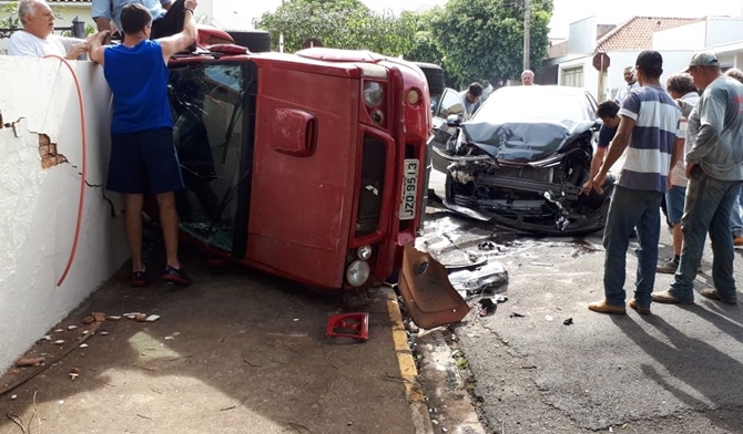 COLISÃO TOMBA CAMINHONETE EM CRUZAMENTO DE VOTUPORANGA