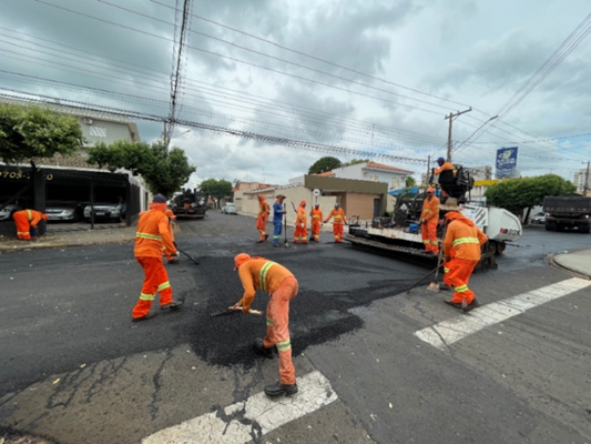 Rua Itacolomi recebe obra de recapeamento