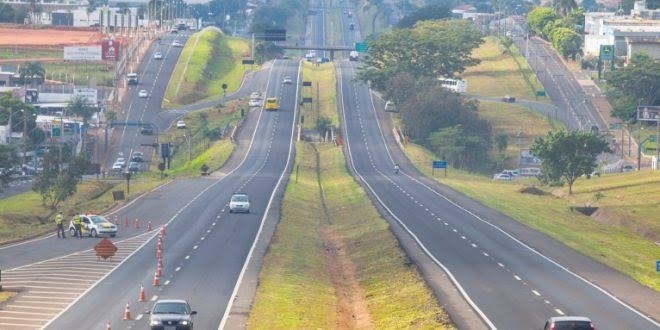 MOTORISTA BÊBADO PRESO NA CONTRAMÃO DE RODOVIA 