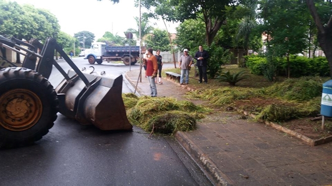 Prefeitura de Votuporanga limpa praça perto do Cemitério 
