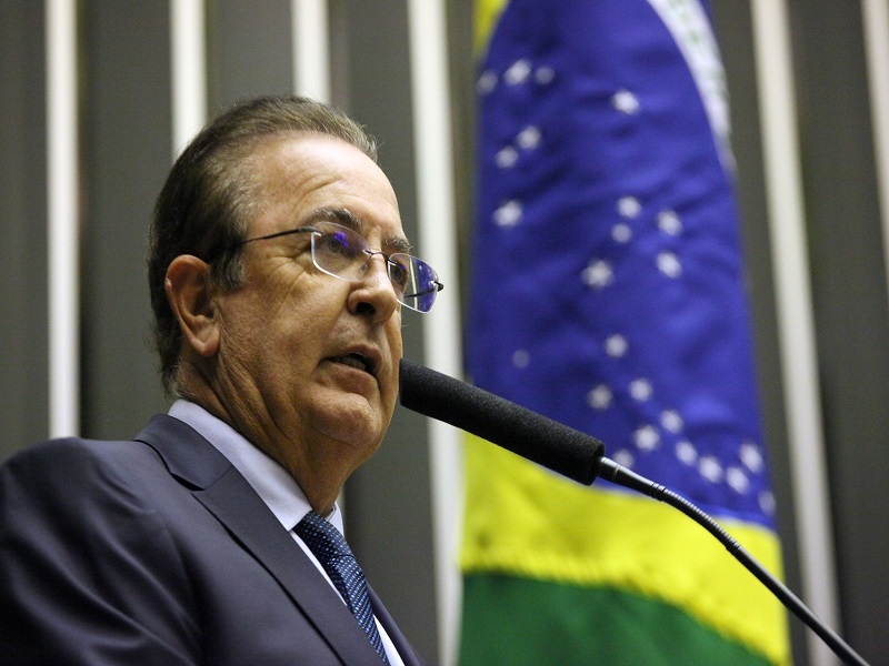 Motta propõe zerar juros do FIES de contratos até 2017