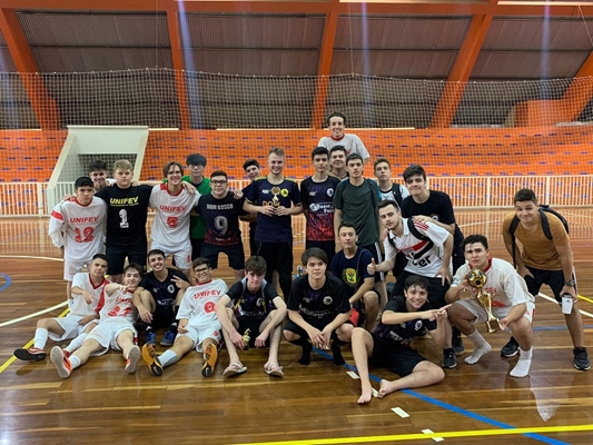 Alunos do Colégio Unifev vencem campeonato de futsal