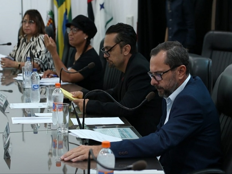 Vereadores interrompem recesso para votação de projetos 