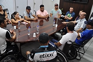 PREFEITO RECEBE ATLETAS