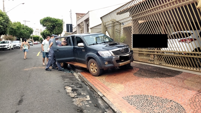 HOMEM PASSA MAL E CAMINHONETE COLIDE COM PORTÃO