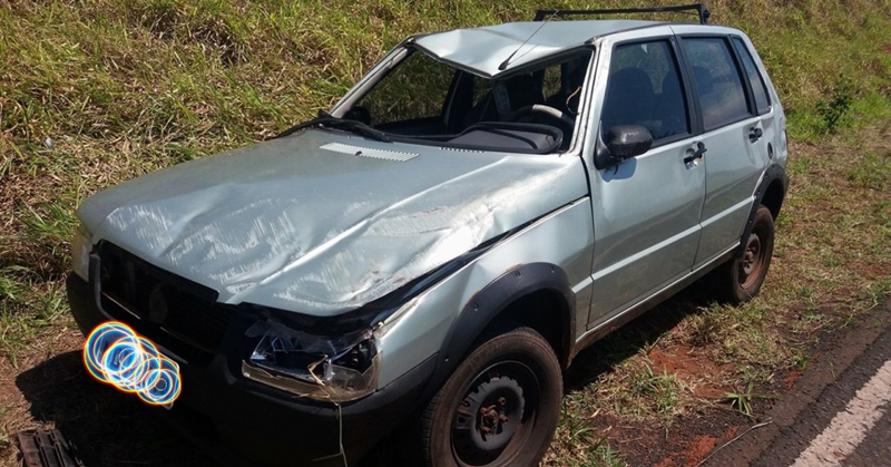 Professora capota carro ao mexer em celular dirigindo