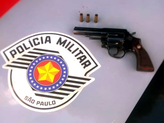 Mototaxista é preso com arma roubada 