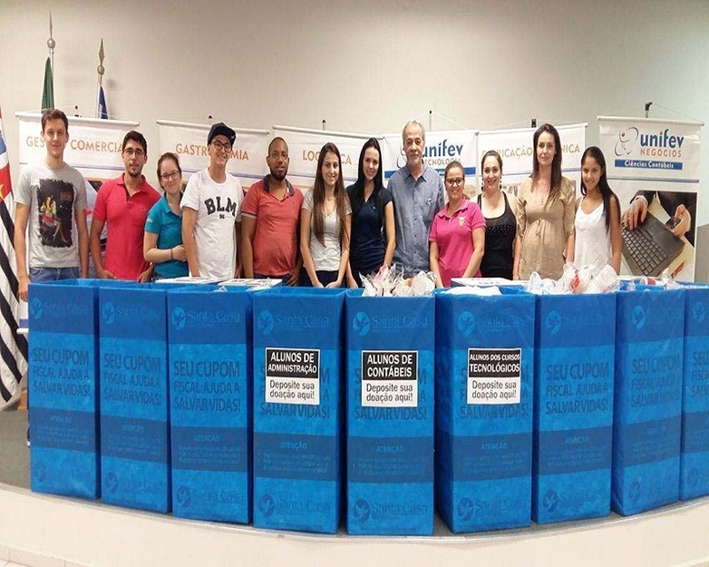 Alunos da Unifev doam 83,2 mil copos pra Santa Casa
