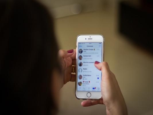 Mulher vendia droga perto de escola e pelo WhatsApp