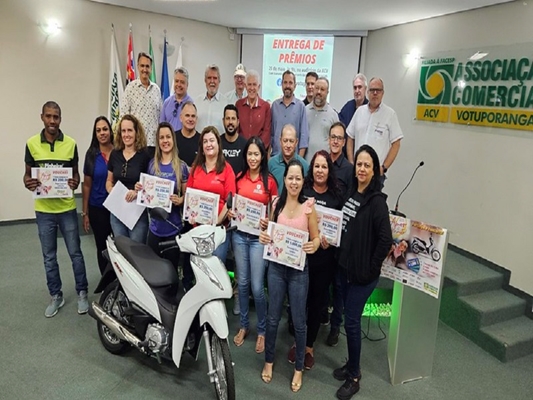 Associação Comercial entrega prêmios do Dia das Mães 