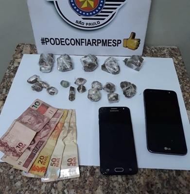 POLÍCIA MILITAR PEGA 2 GAROTOS DE 16 ANOS POR TRÁFICO