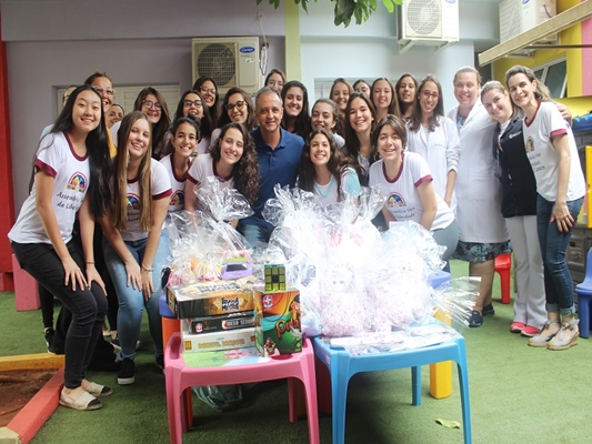 Garotas Arco-íris fazem doação pra Santa Casa