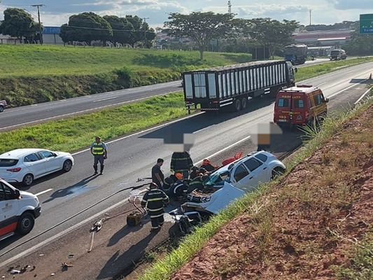 Mulher morre em colisão de carro e trator 