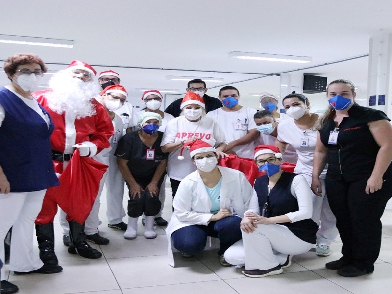 Aprevo leva o Natal aos pacientes da Santa Casa
