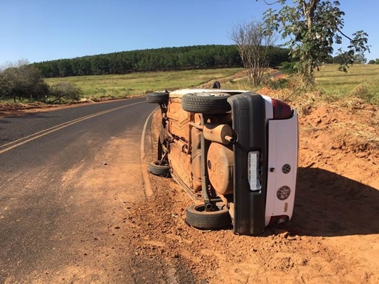 Casal ferido em capotamento perto de Fernandópolis 