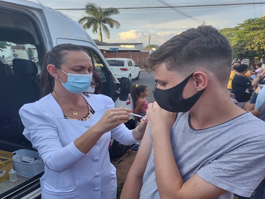 Unidade móvel vacina mais de 100 pessoas no 1º dia