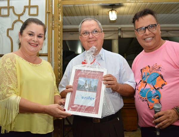 LIVRO FAZ HOMENAGEM PRA UNIFEV