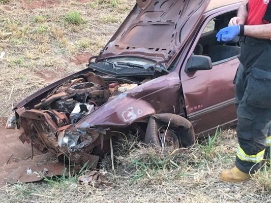 Capotamento deixa pessoa ferida na SP-320