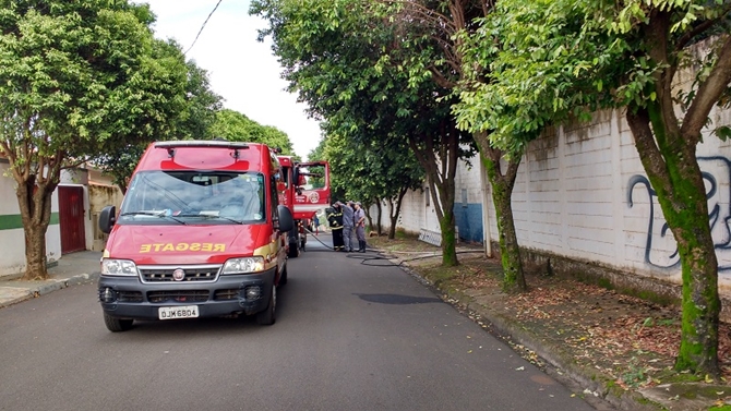 Bombeiros de Votuporanga trabalham 6 horas em incêndio em laticínio fechado