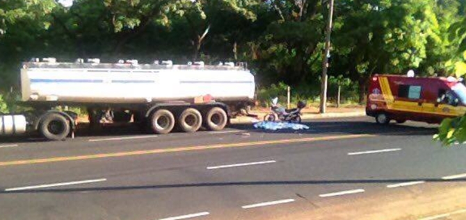 Motociclista morre atropelado por caminhão em avenida