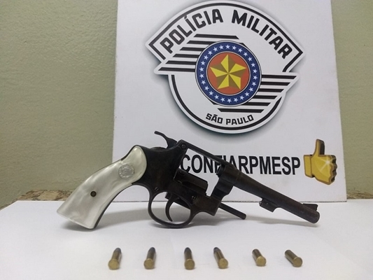 POLÍCIA MILITAR PRENDE CRIMINOSO QUE ESCONDIA ARMA EM CASA