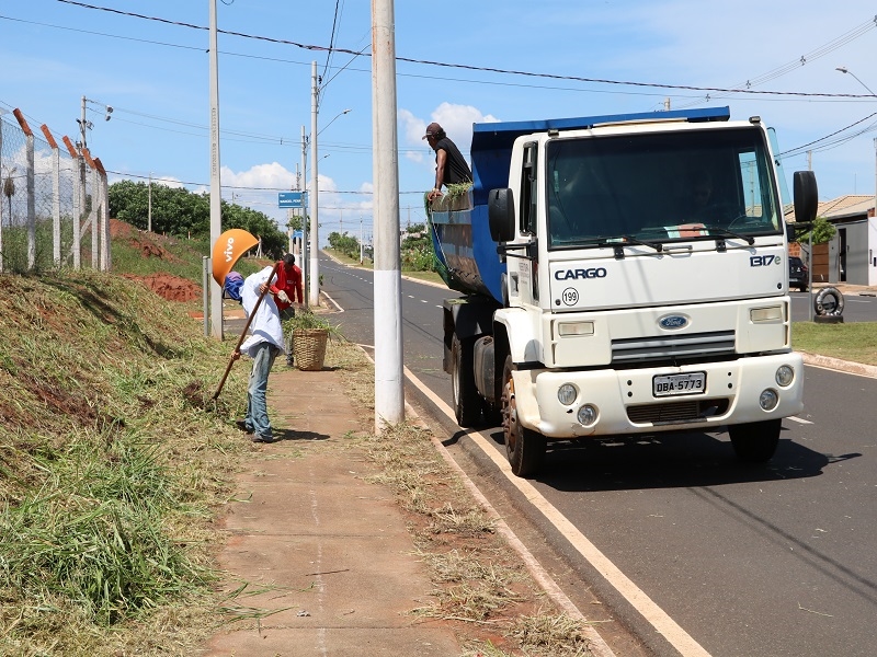 Limpeza em áreas da prefeitura