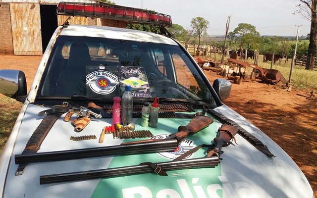 POLÍCIA AMBIENTAL APREENDE ARMAS COM CAÇADORES EM COSMORAMA