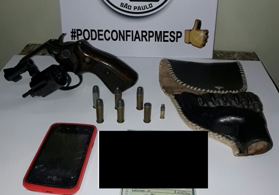 FORÇA TÁTICA PRENDE HOMEM ARMADO EM FLOREAL