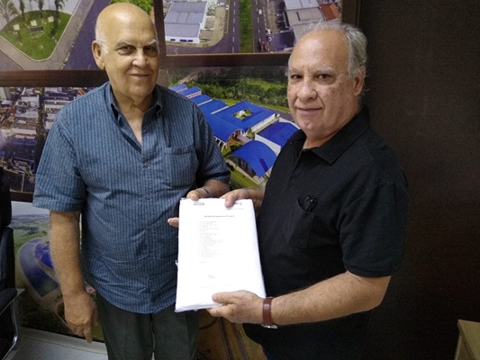 Representante de empresa entregou documento ao vereador