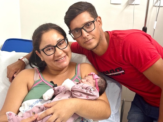 Letícia e Helber comemoram a chegada de Heloá
