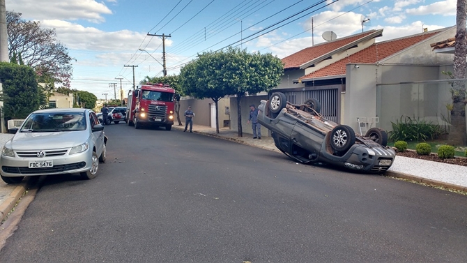 CARRO COLIDE COM OUTRO PARADO E CAPOTA EM VOTUPORANGA