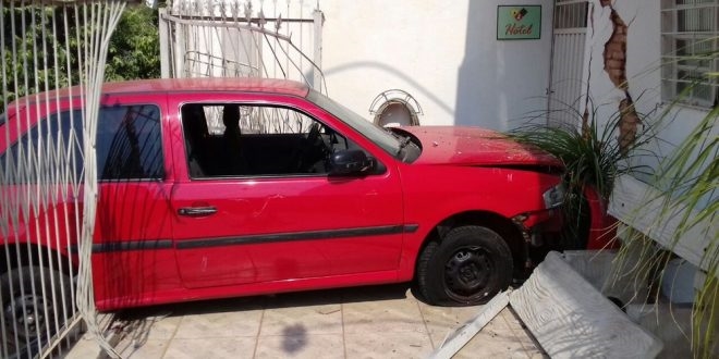 CARRO DERRUBA MURO E FERE IDOSA EM FERNANDÓPOLIS