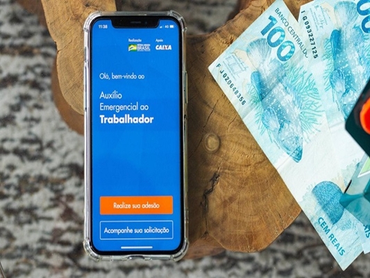 Concha Acústica serve de abrigo pra fila do saque dos R$600
