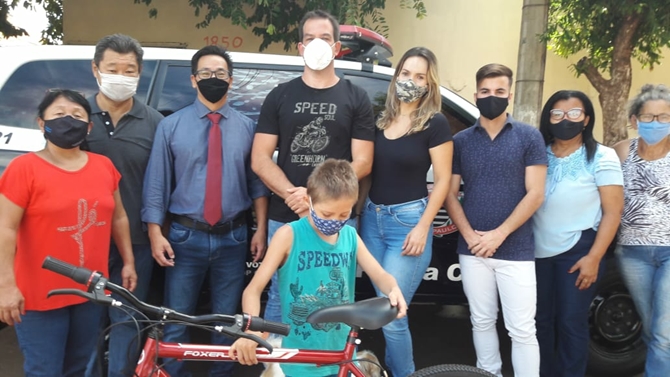 Polícia Civil presenteia garoto vítima de acidente em Cardoso
