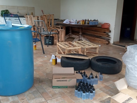 Polícia Militar pega homem falsificando álcool gel 