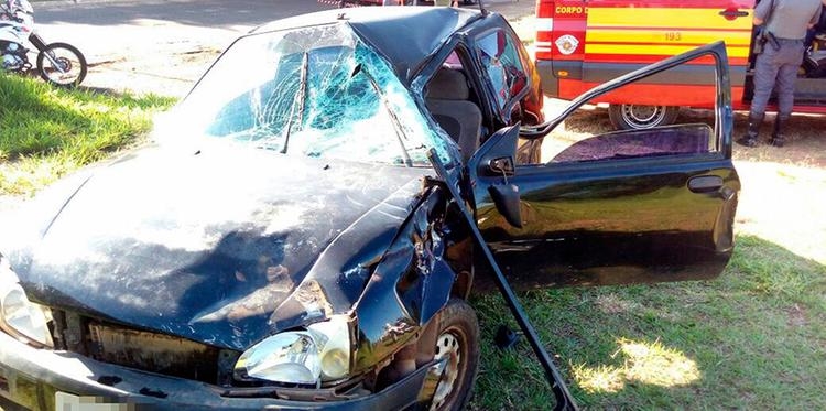 Dois feridos em colisão de carro e caminhão 