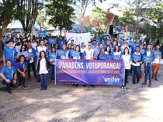 FUNDAÇÃO EDUCACIONAL DE VOTUPORANGA PRESENTE NO DESFILE