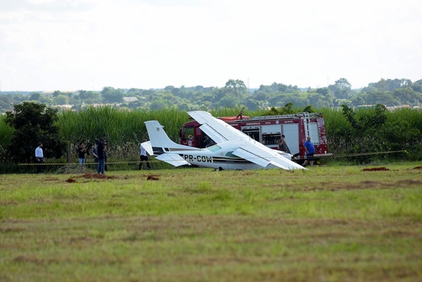 AVIÃO FAZ POUSO FORÇADO EM CEMITÉRIO EM ARAÇATUBA