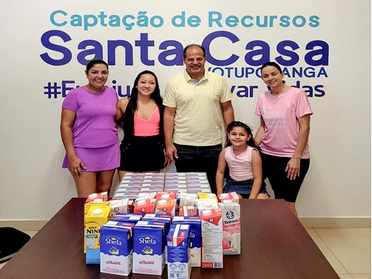 Grupo Beach Delas doa leite para a Santa Casa 