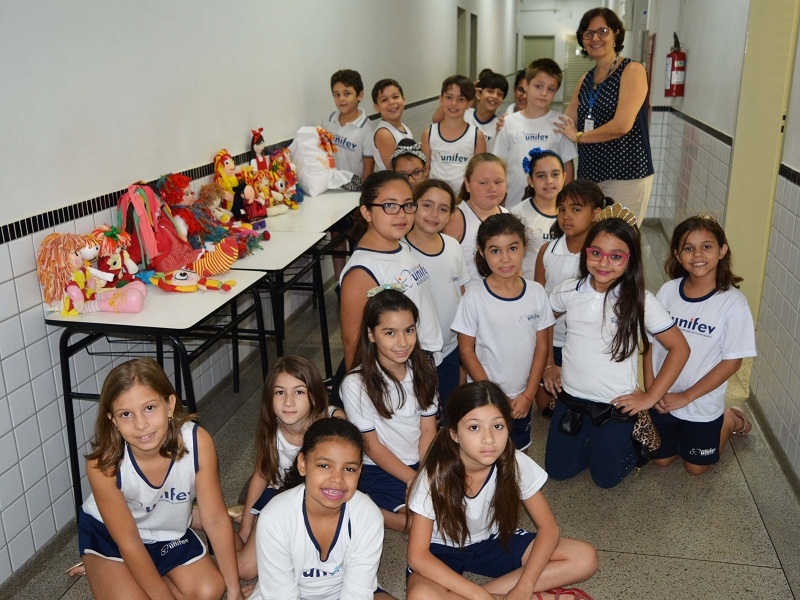 Alunos fazem boneca de personagem infantil