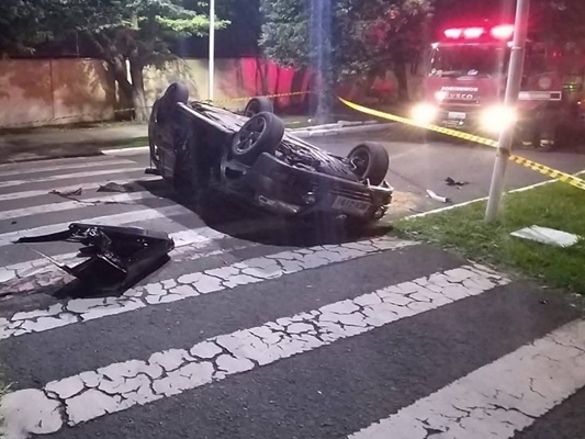 Jovem de 21 anos morre em capotamento de carro 